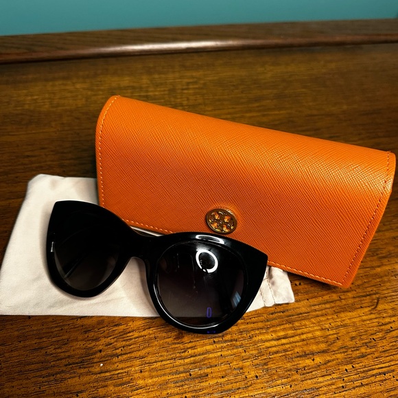 Tory Burch Black Sunglasses with Orange Case - Picture 1 of 12